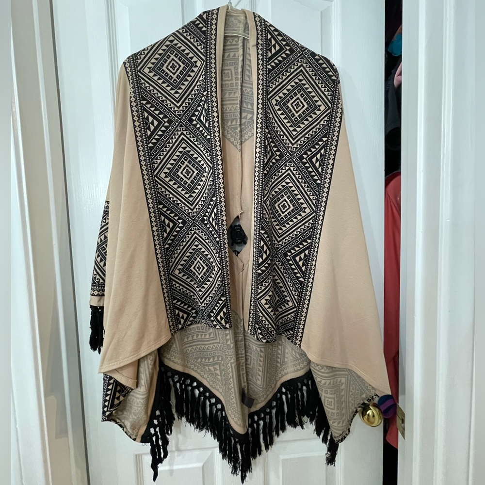 Socialite Black and Tan Geometric Cape